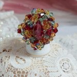 Bague Iroise montée avec des toupies et une navette en Cristal aux couleurs Rouge, Jaune, Topaz et Vert entrelacées avec des rocailles Bronze sur des facettes en verre de bohème Rouge